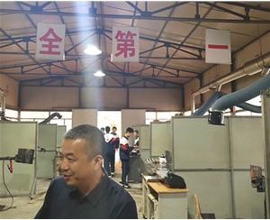 和靈石縣第一職業(yè)高中校領(lǐng)導(dǎo)在?？疾?
                                        class=