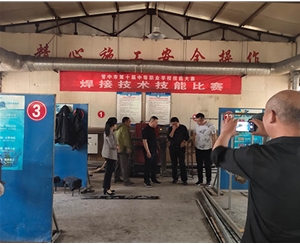 和靈石縣第一職業(yè)高中校領(lǐng)導(dǎo)在?？疾?
                                        class=